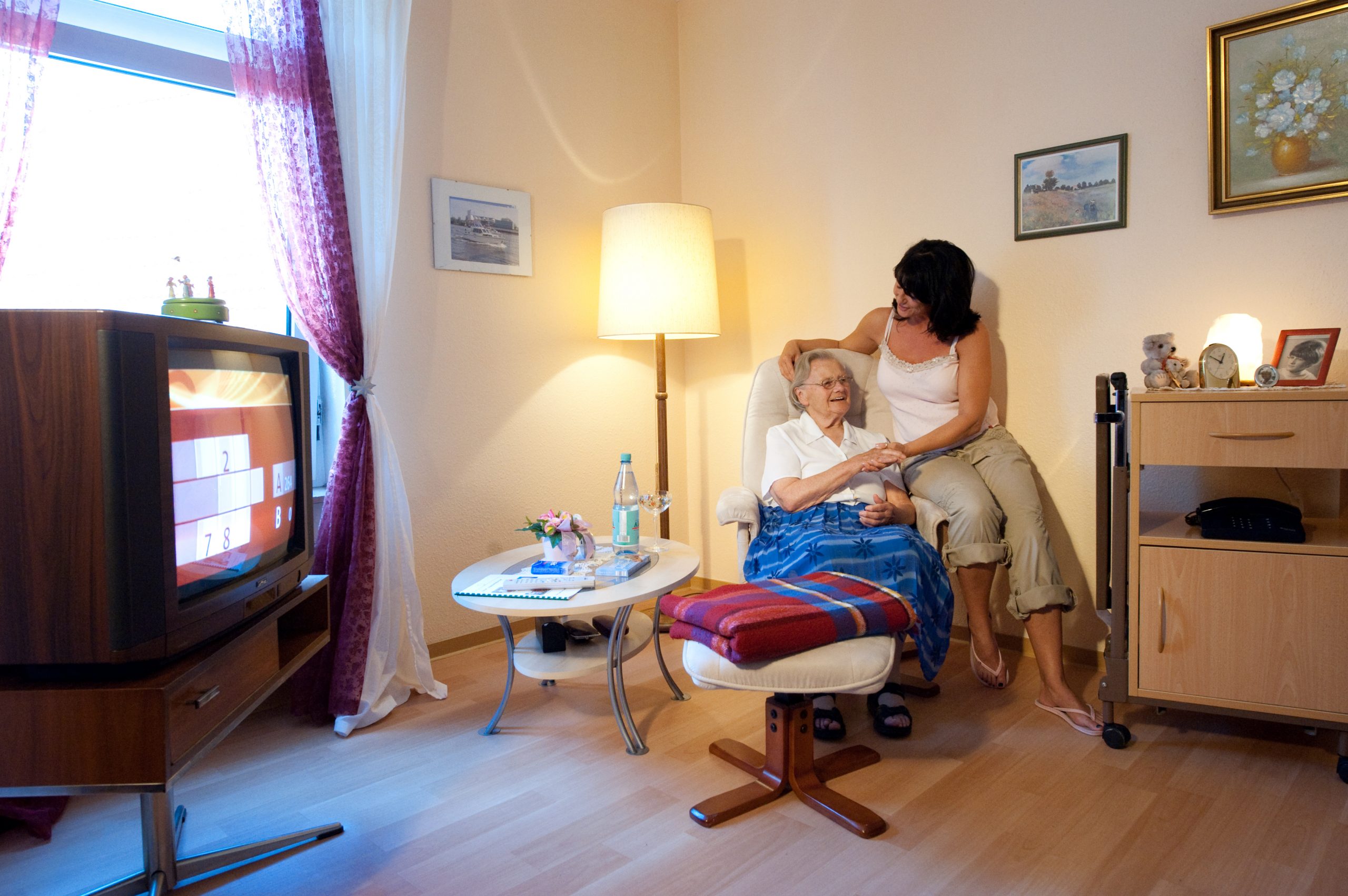 Besuch der Mutter im Zimmer - Altenheime Apel betreiben 5 Einrichtungen für Altenpflege & Seniorenbetreuung in Geesthacht, nähe Hamburg